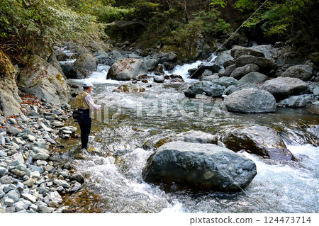 一名男子在丹澤隼人川用魚餌釣魚 124473714