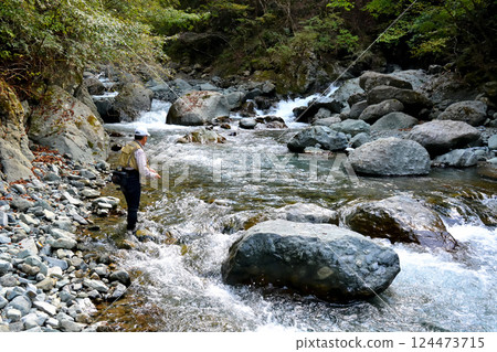 一名男子在丹澤隼人川用魚餌釣魚 124473715