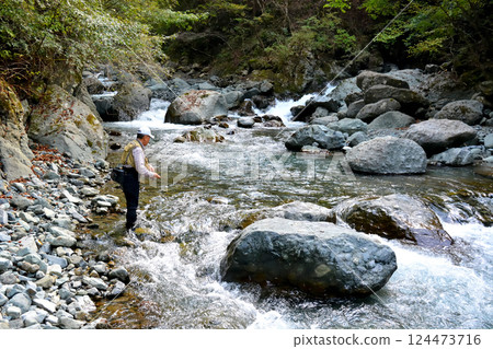 一名男子在丹澤隼人川用魚餌釣魚 124473716