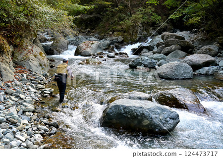 A man fishing with lures in the Hayato River in Tanzawa 124473717