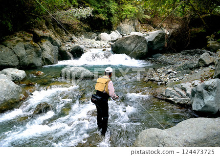 A man fishing with lures in the Hayato River in Tanzawa 124473725