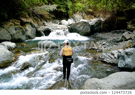 A man fishing with lures in the Hayato River in Tanzawa 124473726