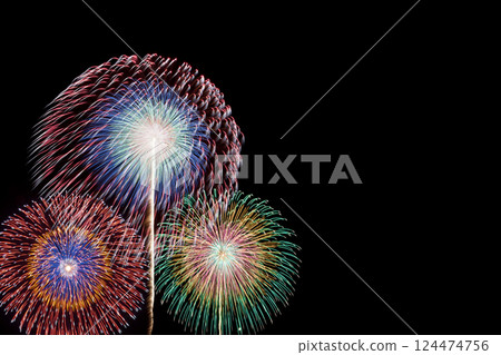 八月的夏日祭煙火大會。日本夏季的季節特色。背景是黑色 八月的夏日祭煙火大會。日本夏季的季節特色。背景是黑色 124474756