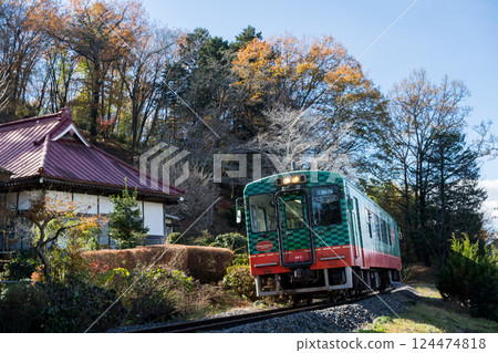 [Mooka Line] A local train passing by a temple 124474818