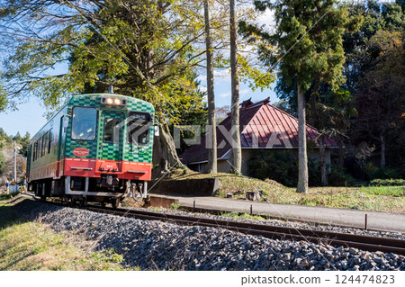 [Mooka Line] A local train passing by a temple 124474823