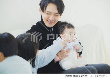 A family relaxing in the living room 124474962