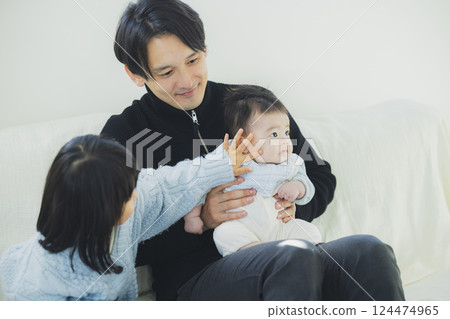 一個家庭在客廳放鬆 124474965