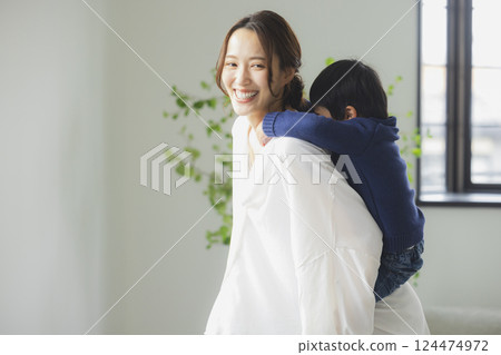 一個家庭在客廳放鬆 124474972