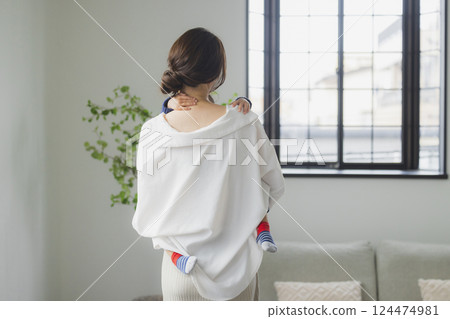 A family relaxing in the living room 124474981
