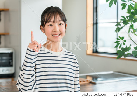 小學和初中女生在家裡的廚房和餐廳指指點點並簽名(邊框,隨意) 小學和初中女生在家裡的廚房和餐廳指指點點並簽名(邊框,隨意) 124474993