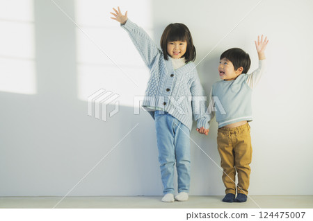 Children connecting hands 124475007