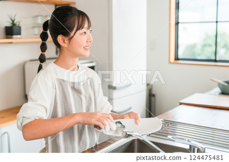 小學和國中女生在廚房洗碗 124475481