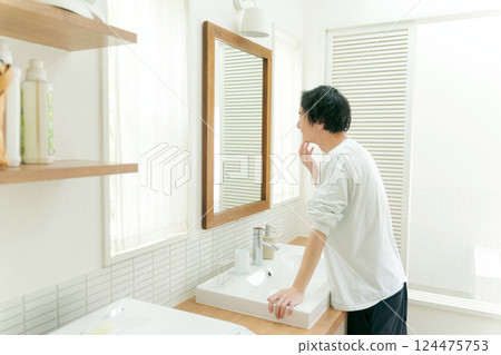 年輕人照鏡子，照顧自己的皮膚 124475753