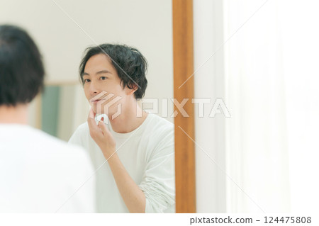 年輕人照鏡子，照顧自己的皮膚 124475808
