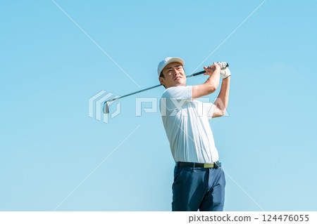 在高爾夫球場打高爾夫球的高爾夫球手（微笑、發球、高爾夫比賽） 124476055