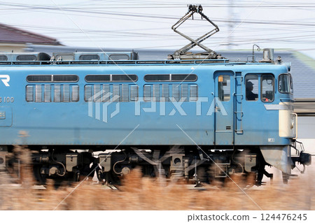 山陽本線的貨運列車（由EF65係0係原色塗裝機車牽引） 124476245