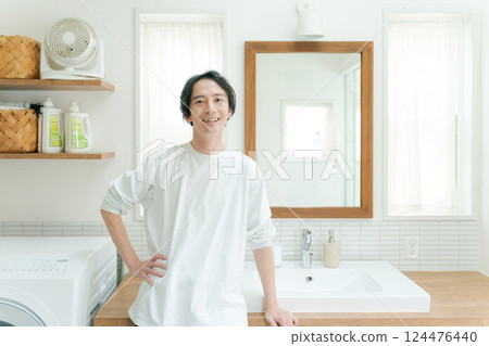 一名 30 多歲的男子在浴室裡微笑 124476440