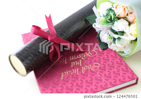 文憑和櫻花花瓣 124476501