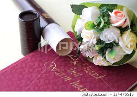 文憑和櫻花花瓣 124476513