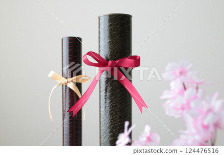 文憑和櫻花花瓣 文憑和櫻花花瓣 124476516