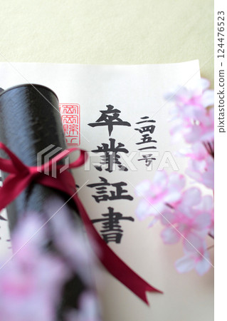 文憑和櫻花花瓣 文憑和櫻花花瓣 124476523