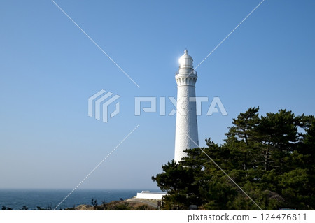晴朗天空下的白色燈塔 124476811