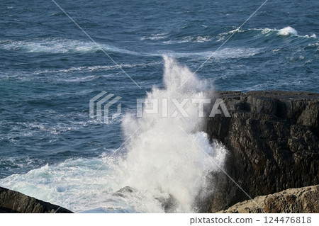 Waves to beat on the rock 124476818