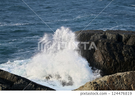 Waves to beat on the rock 124476819