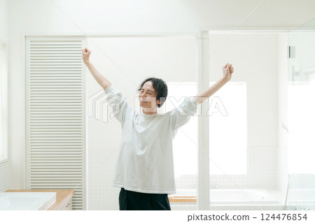 年輕人在浴室裡伸展身體 年輕人在浴室裡伸展身體 124476854
