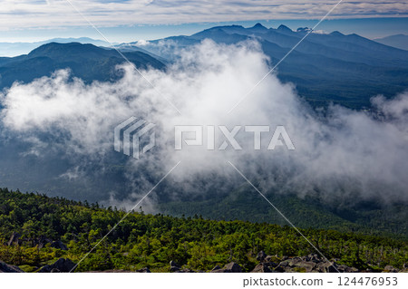 從蓼科山望去雲霧繚繞的北亙岳和八嶽山脈的主峰 124476953