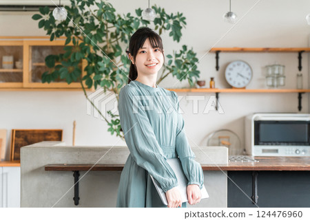 附筆記型電腦的時尚女性、辦公室休閒裝、設計師、女商人 124476960