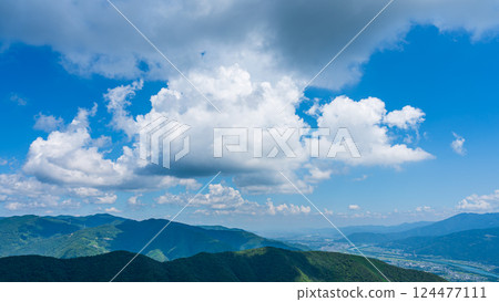 Many white clouds in the blue sky and mountains wrapped in greenery Many white clouds in the blue sky and mountains wrapped in greenery 124477111