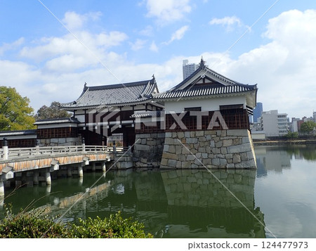 廣島城遺址,是統治中國大部分地區的毛利輝元在安芸國佐藤郡廣島建造的一座平地城堡。 廣島城遺址,是統治中國大部分地區的毛利輝元在安芸國佐藤郡廣島建造的一座平地城堡。 124477973