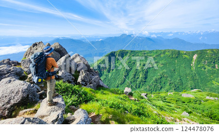 夏季的火內登山、妙高登山(從妙高山的南峰眺望黑姬山、高妻山、北阿爾卑斯山) 夏季的火內登山、妙高登山(從妙高山的南峰眺望黑姬山、高妻山、北阿爾卑斯山) 124478076