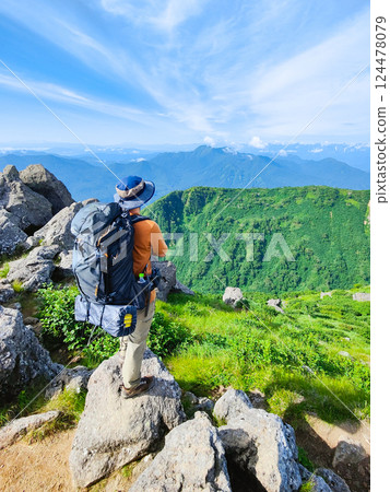 夏季的火內、妙高登山（從妙高山南峰眺望高妻山和北阿爾卑斯山） 124478079