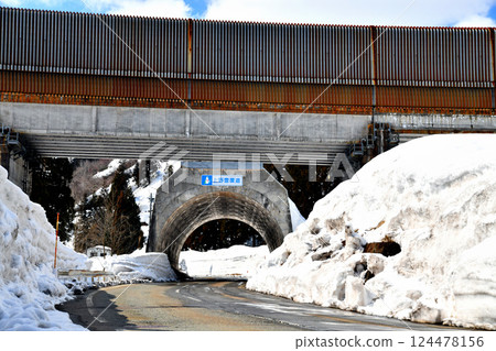 上野積雪道路（→上越新幹線經過）（新潟縣南魚沼市）[2025.3] 124478156