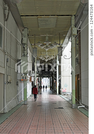 A deserted old shopping street 124478164