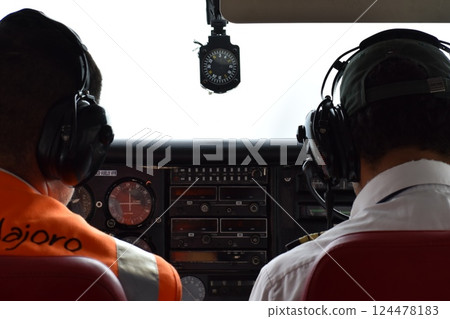Ready to take off 124478183