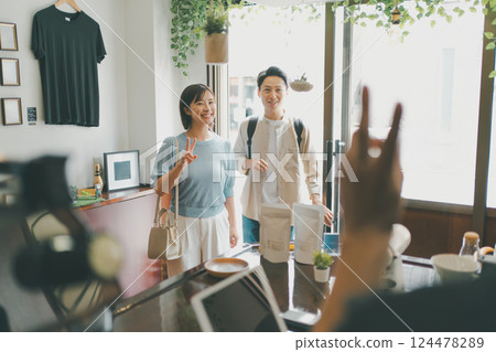 coffee shop, cafe, cafeteria 124478289