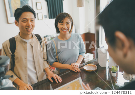 coffee shop, cafe, cafeteria 124478311