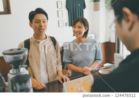 coffee shop, cafe, cafeteria 124478312