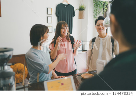 coffee shop, cafe, cafeteria 124478334