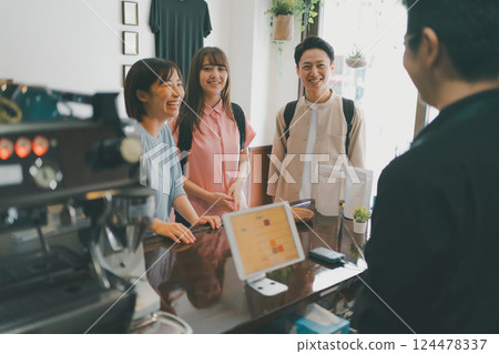 coffee shop, cafe, cafeteria 124478337