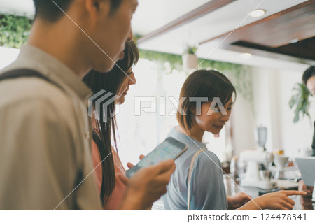 coffee shop, cafe, cafeteria 124478341