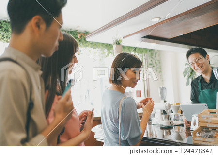 coffee shop, cafe, cafeteria 124478342