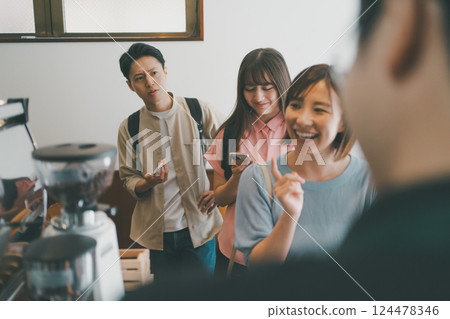 coffee shop, cafe, cafeteria 124478346