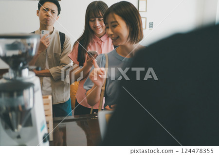 coffee shop, cafe, cafeteria 124478355