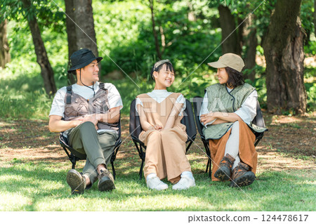 父母和兒童/家庭在公園/露營地主持 124478617