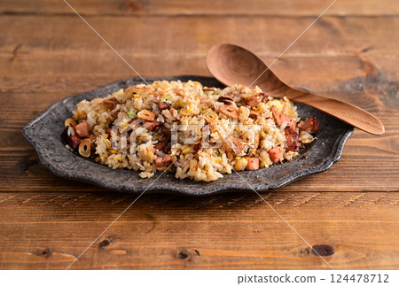 Garlic fried rice 124478712