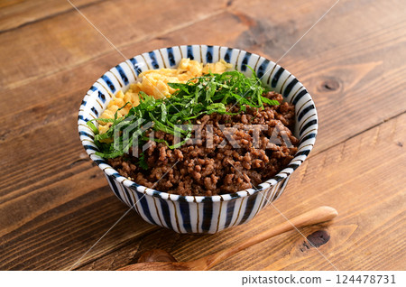 飯碗的兩種顏色 飯碗的兩種顏色 124478731